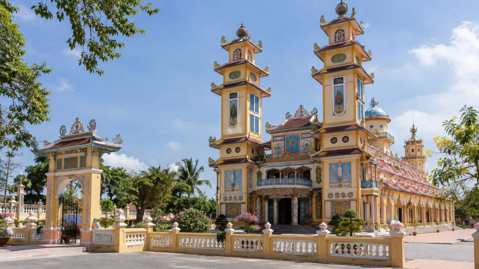 Cao Đài temple exterior near Sa Đéc