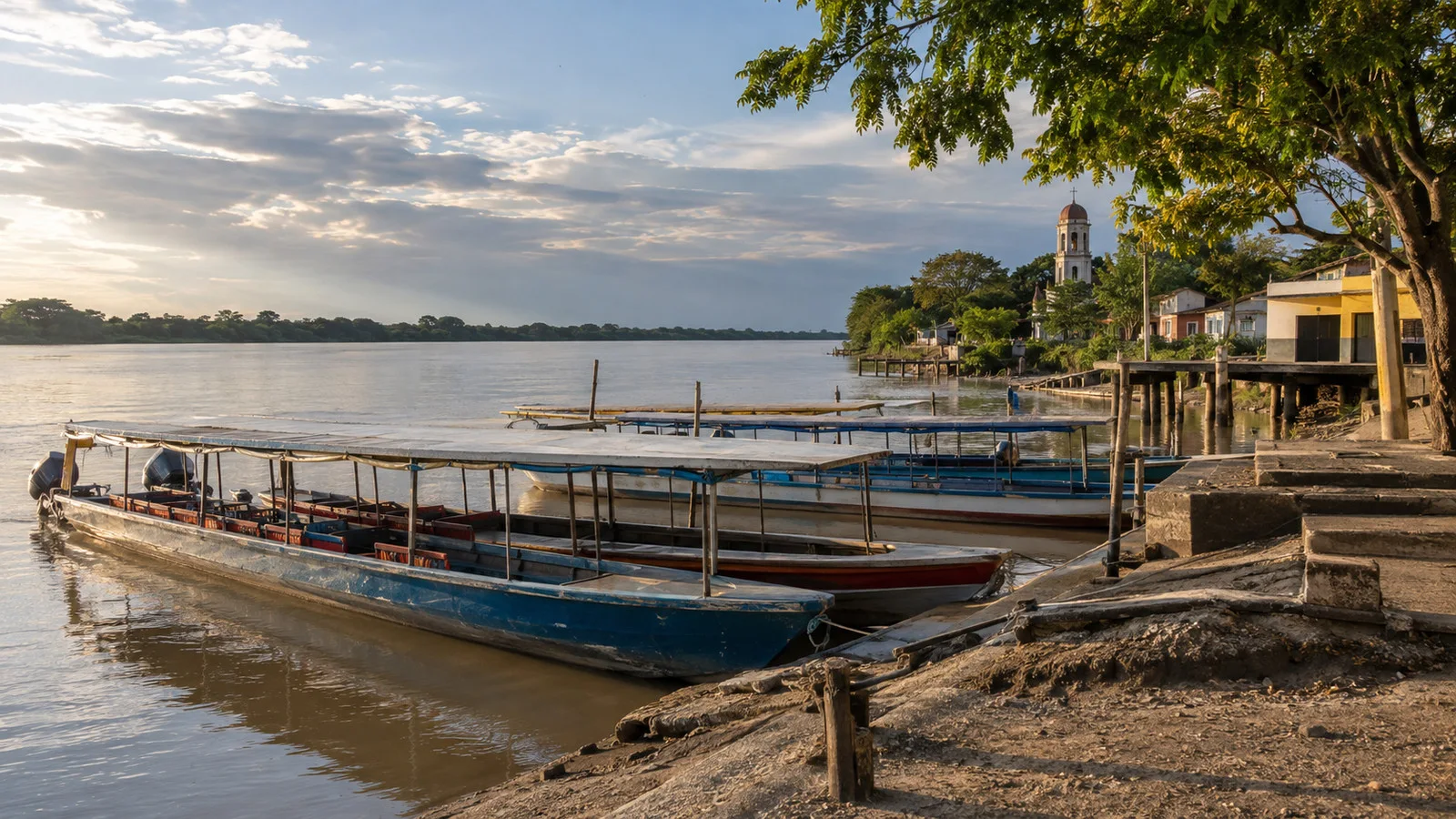 Chalupa passenger boats at a local Magdalena River port