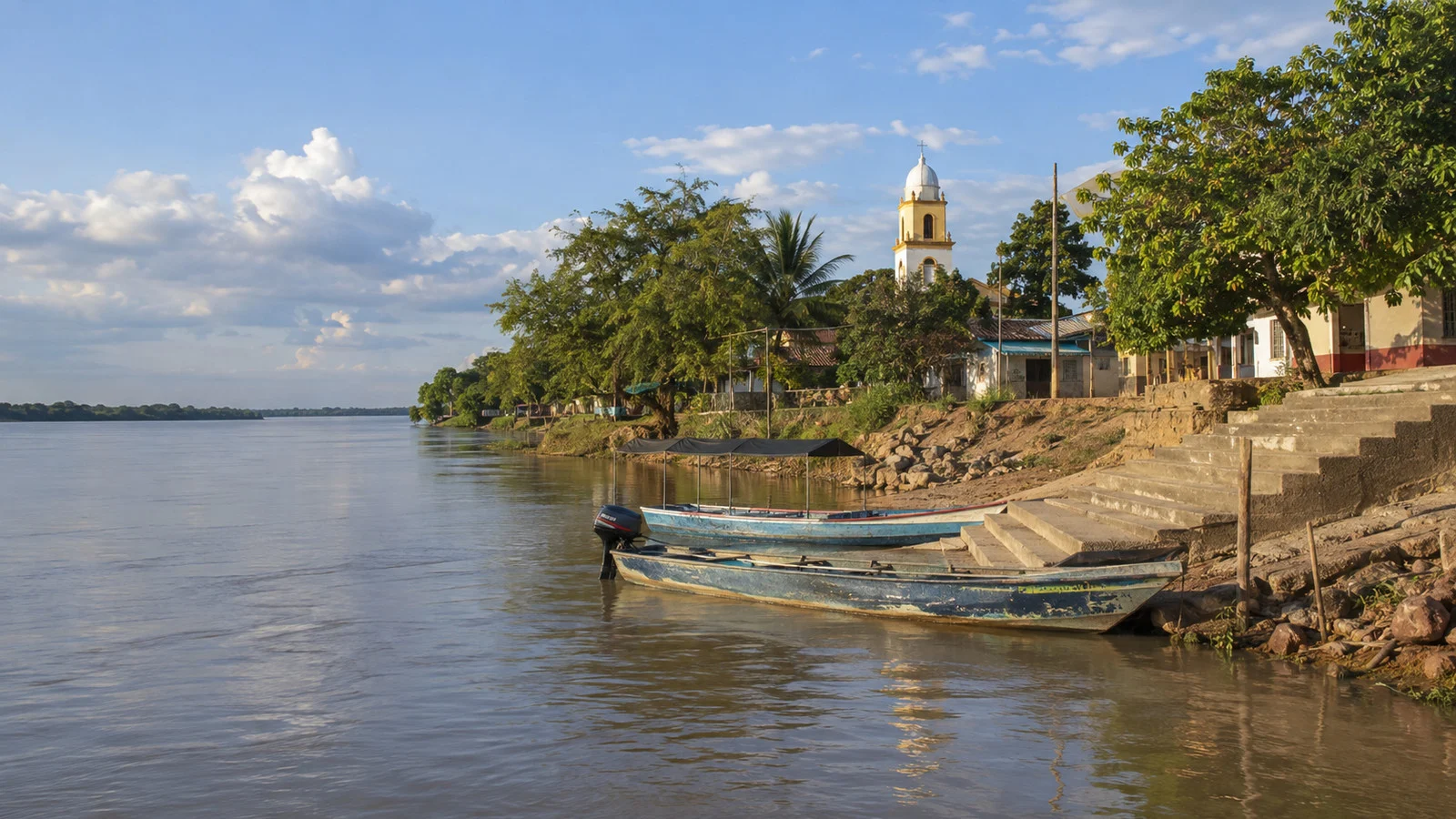 River landing and small boats at Santa Bárbara de Pinto on the Magdalena River