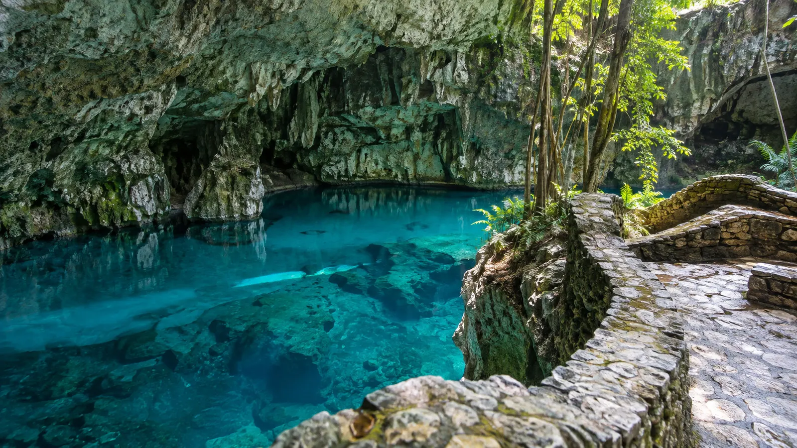 Turquoise pools and limestone caves at Los Tres Ojos