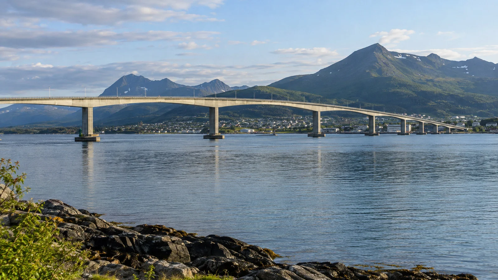 Sortlandsbrua cantilever bridge crossing Sortlandssundet