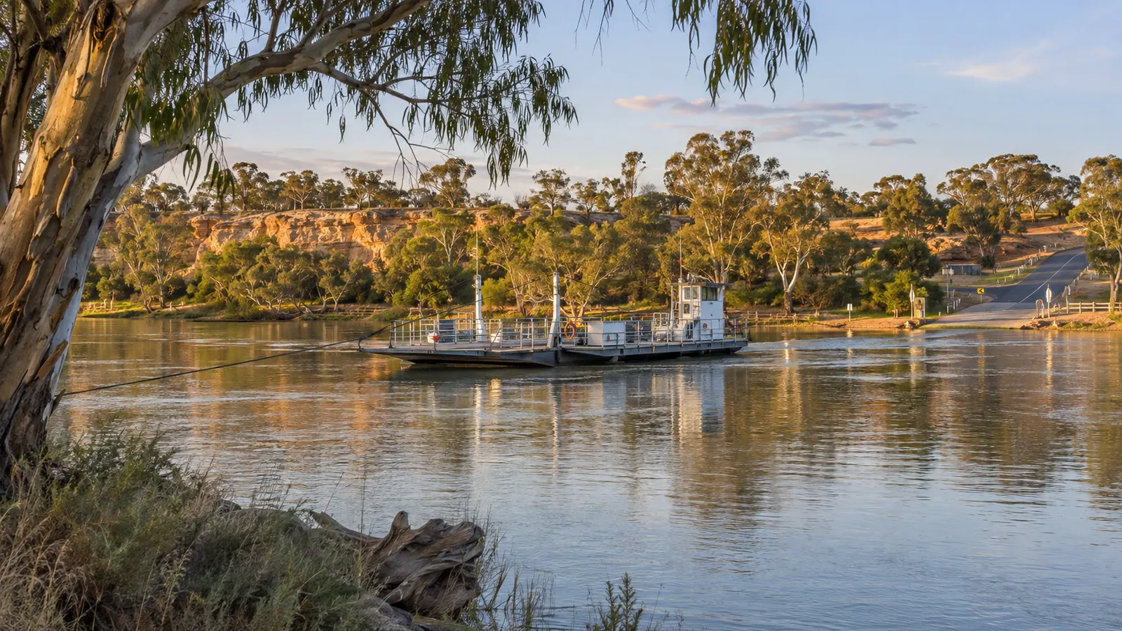 Cable ferry crossing the Murray River at Swan Reach