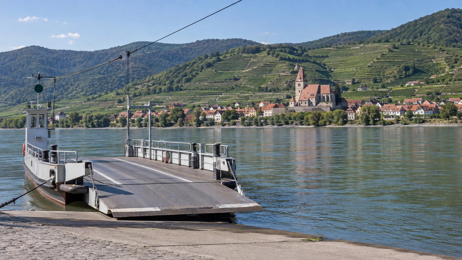 Cable ferry moored on the Danube between Weißenkirchen and St. Lorenz