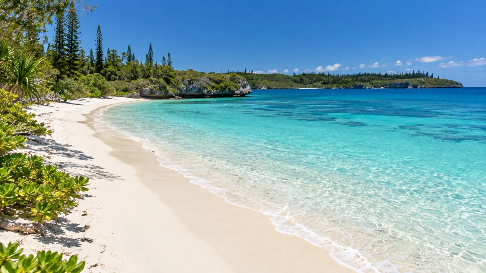 White sand and turquoise water at Yedjele Beach on Maré